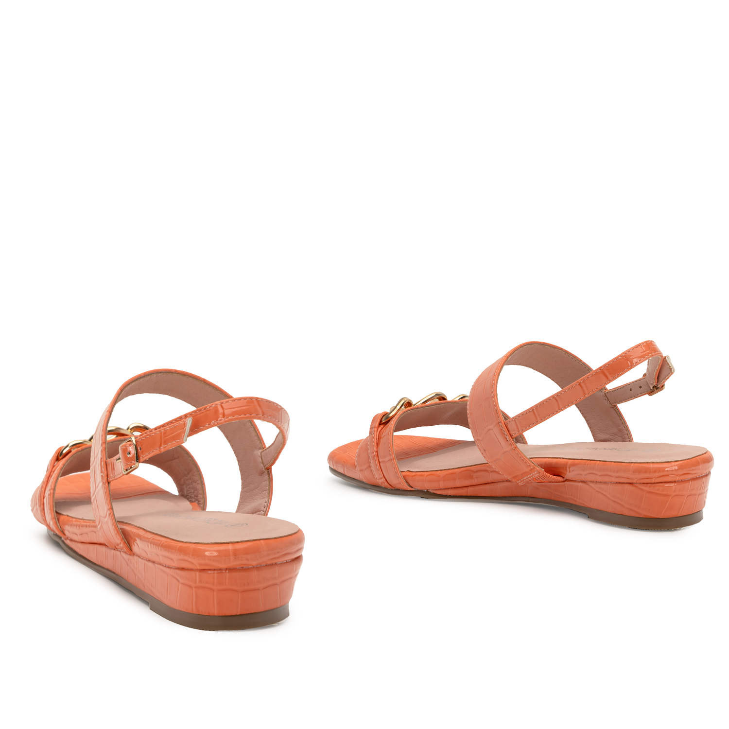 Sandalen aus orangem Lacklederimitat 