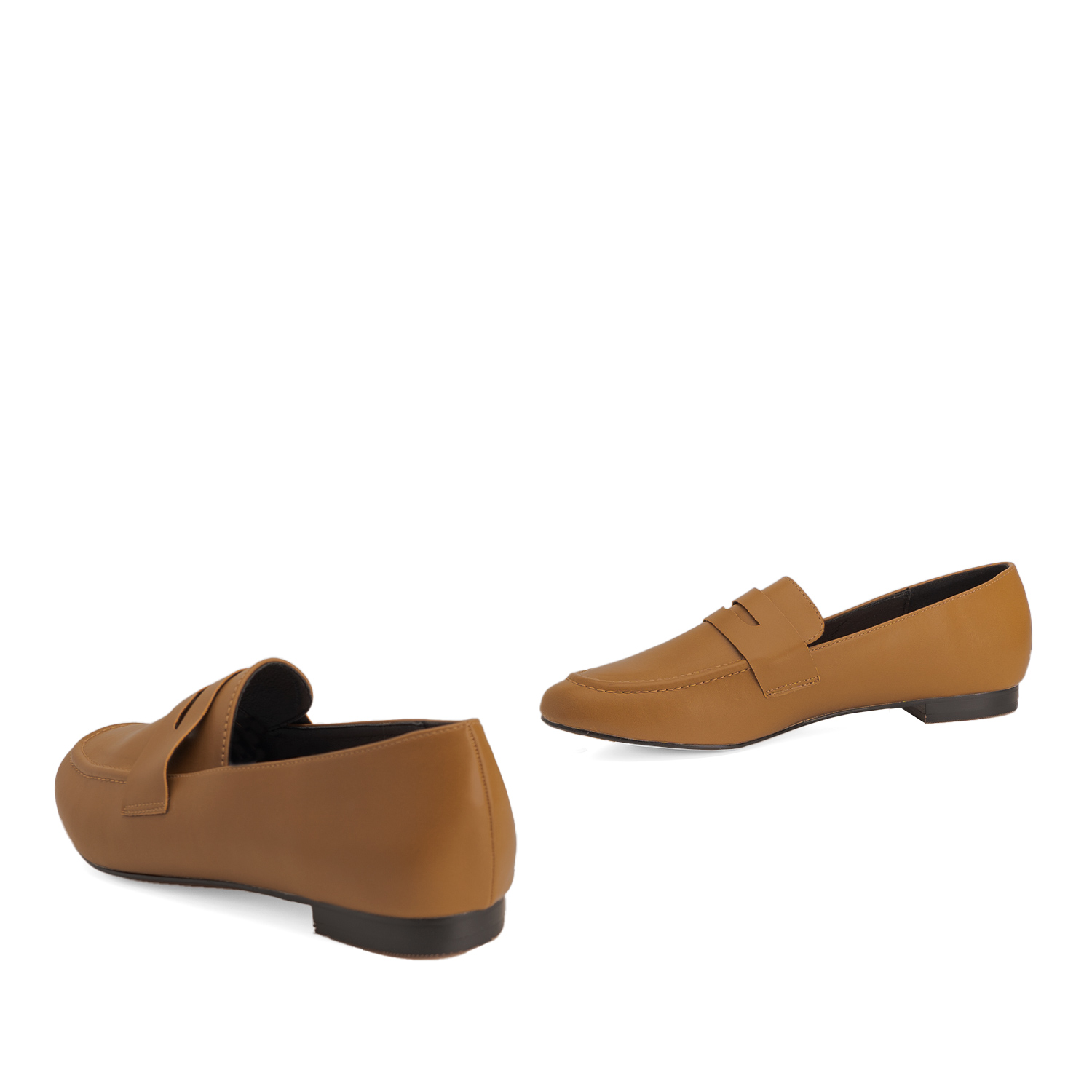 Penny loafer in camel colored faux leather 