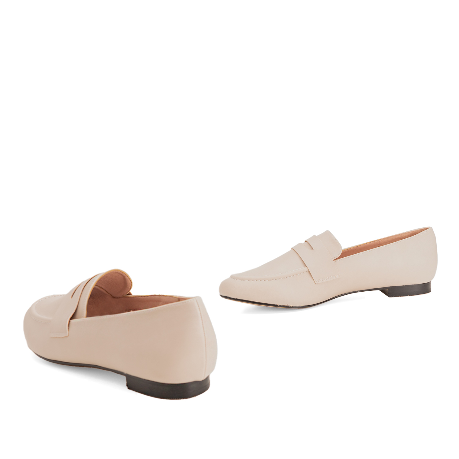 Penny loafer in ivory colored faux leather 