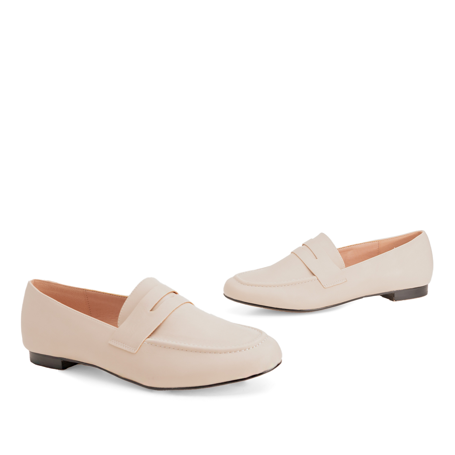 Penny loafer in ivory colored faux leather 