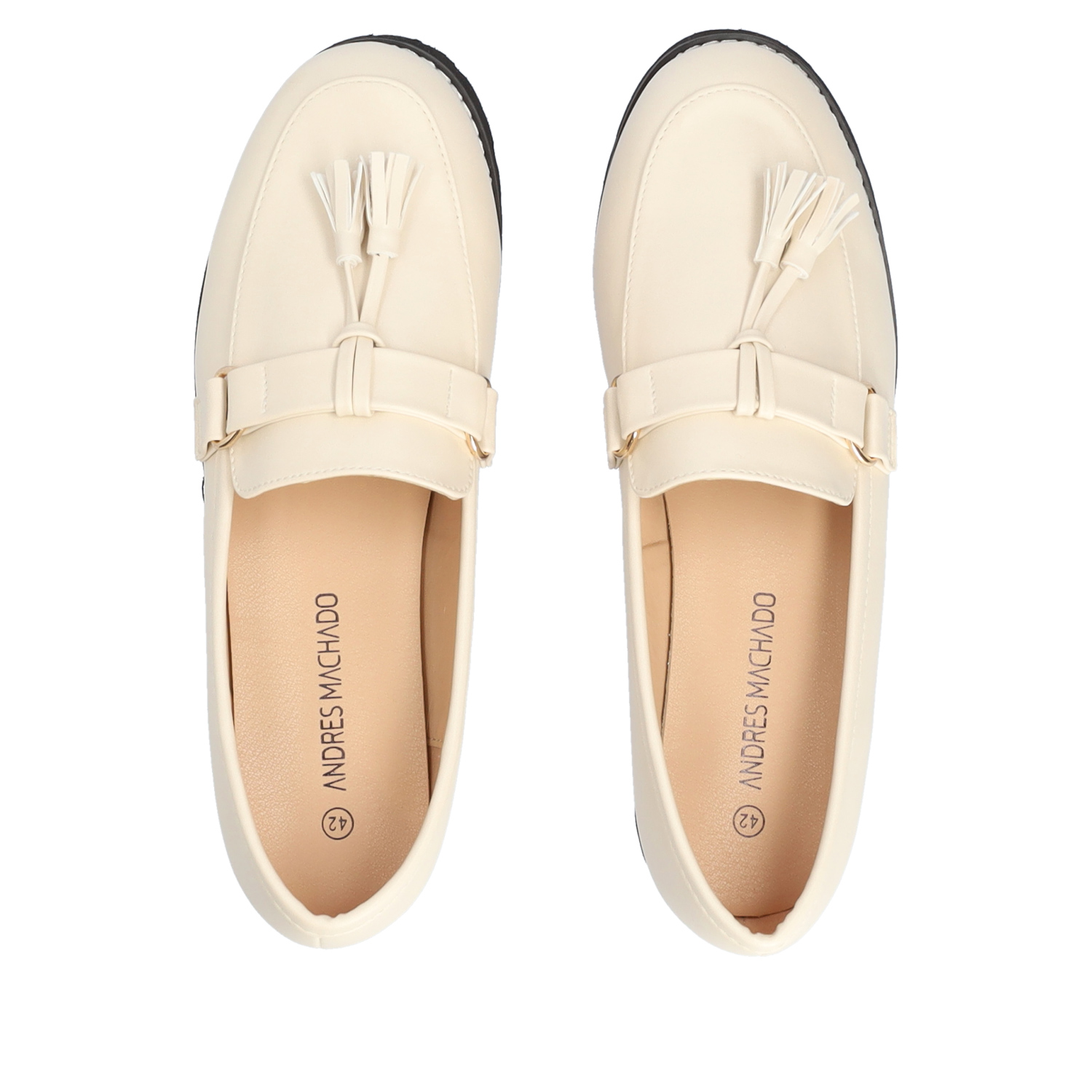 Moccasins in ivory colored faux leather and tassle 