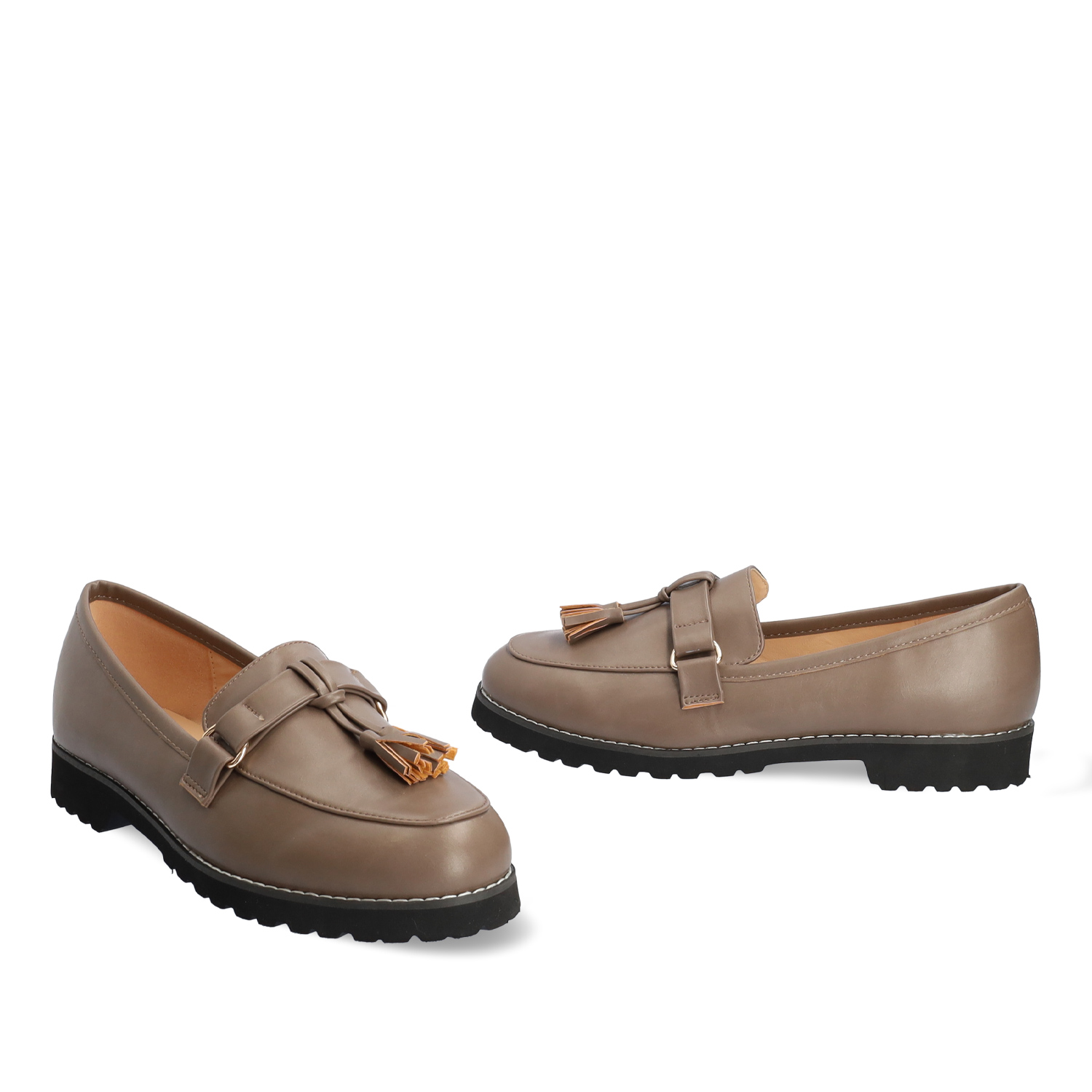 Moccasins in light brown faux leather and tassle 