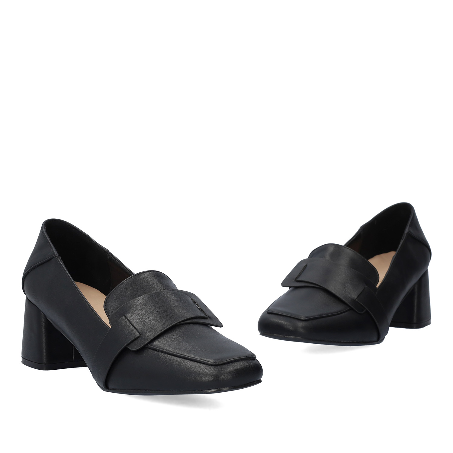 Heeled moccasin in black faux leather 