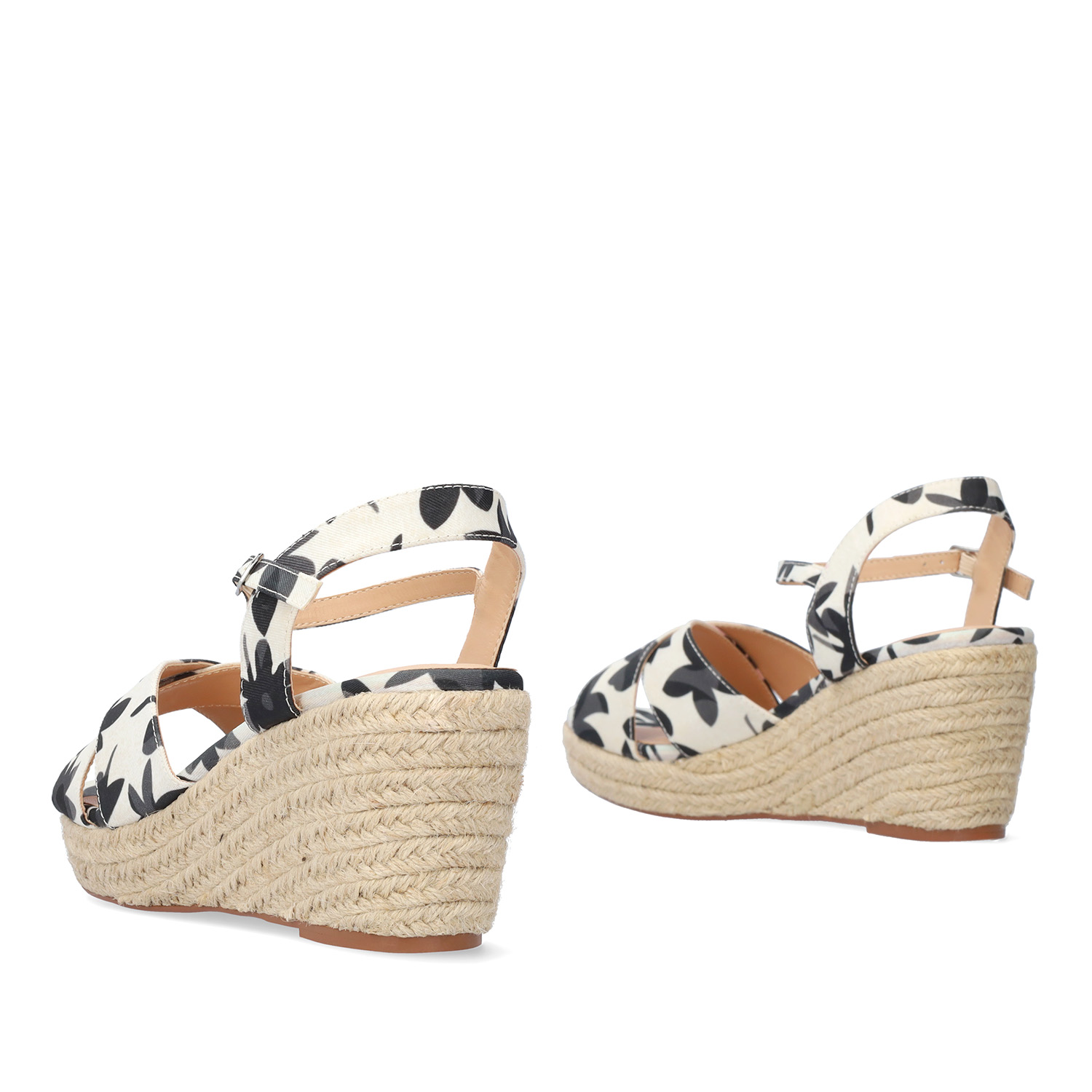 Black-toned fabric sandal with a jute wedge 