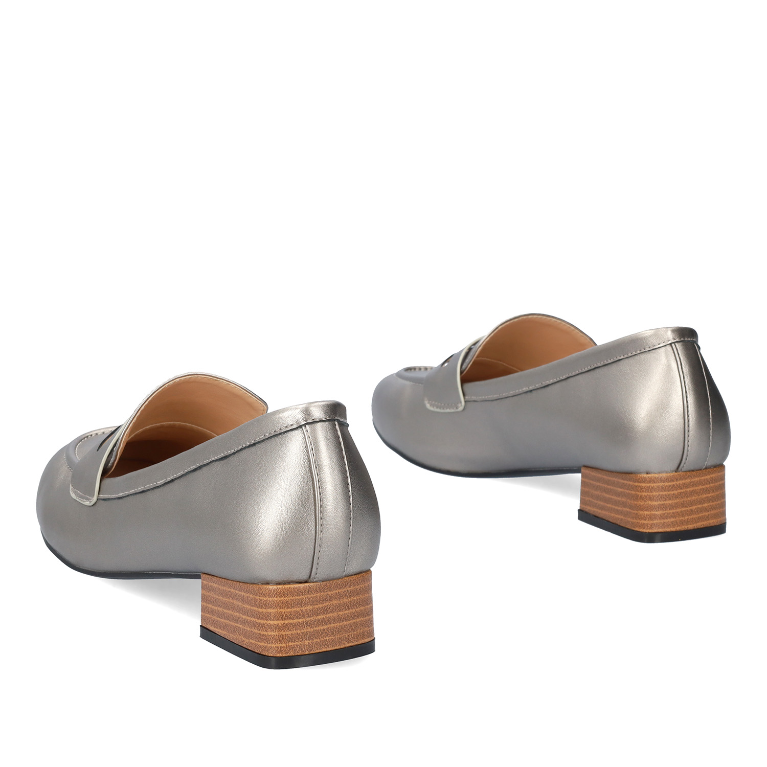 Heeled loafer in soft old silver faux leather 