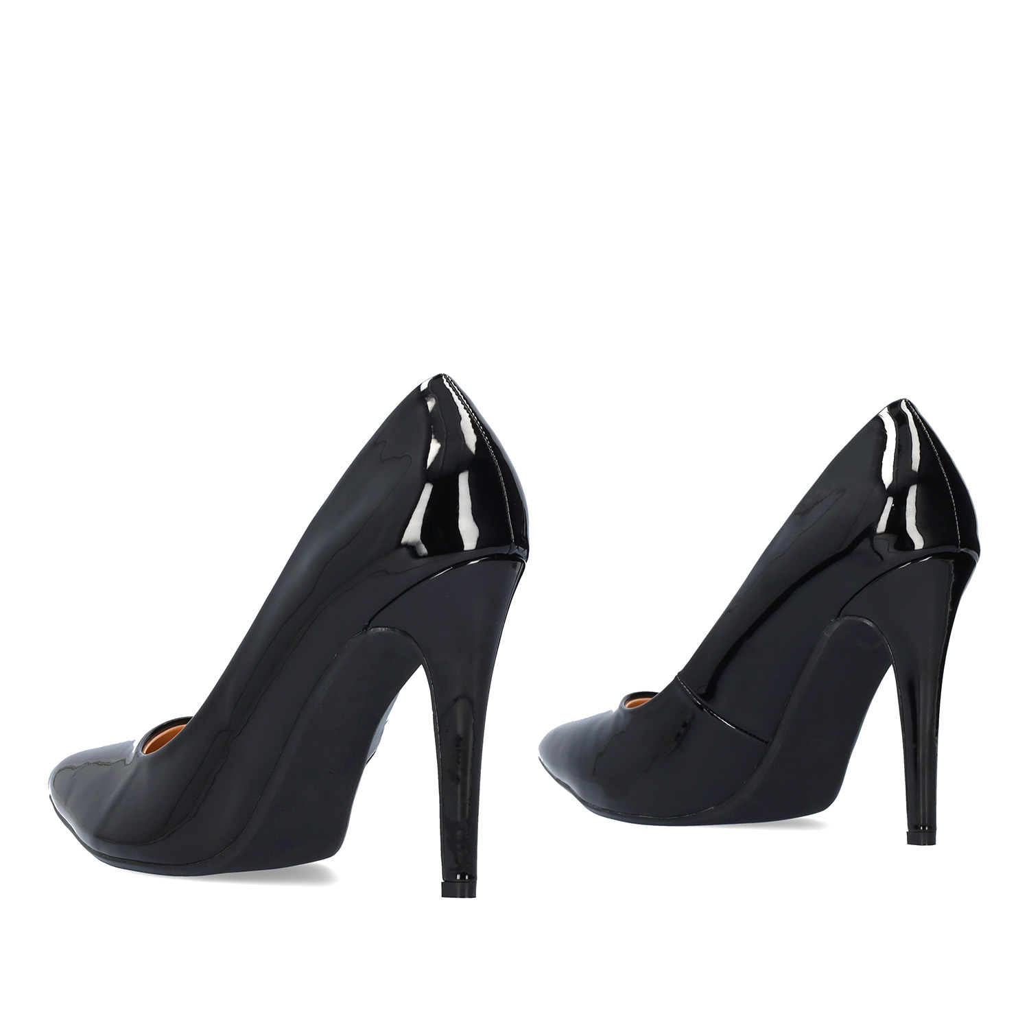 Black patent leather heeled pumps 