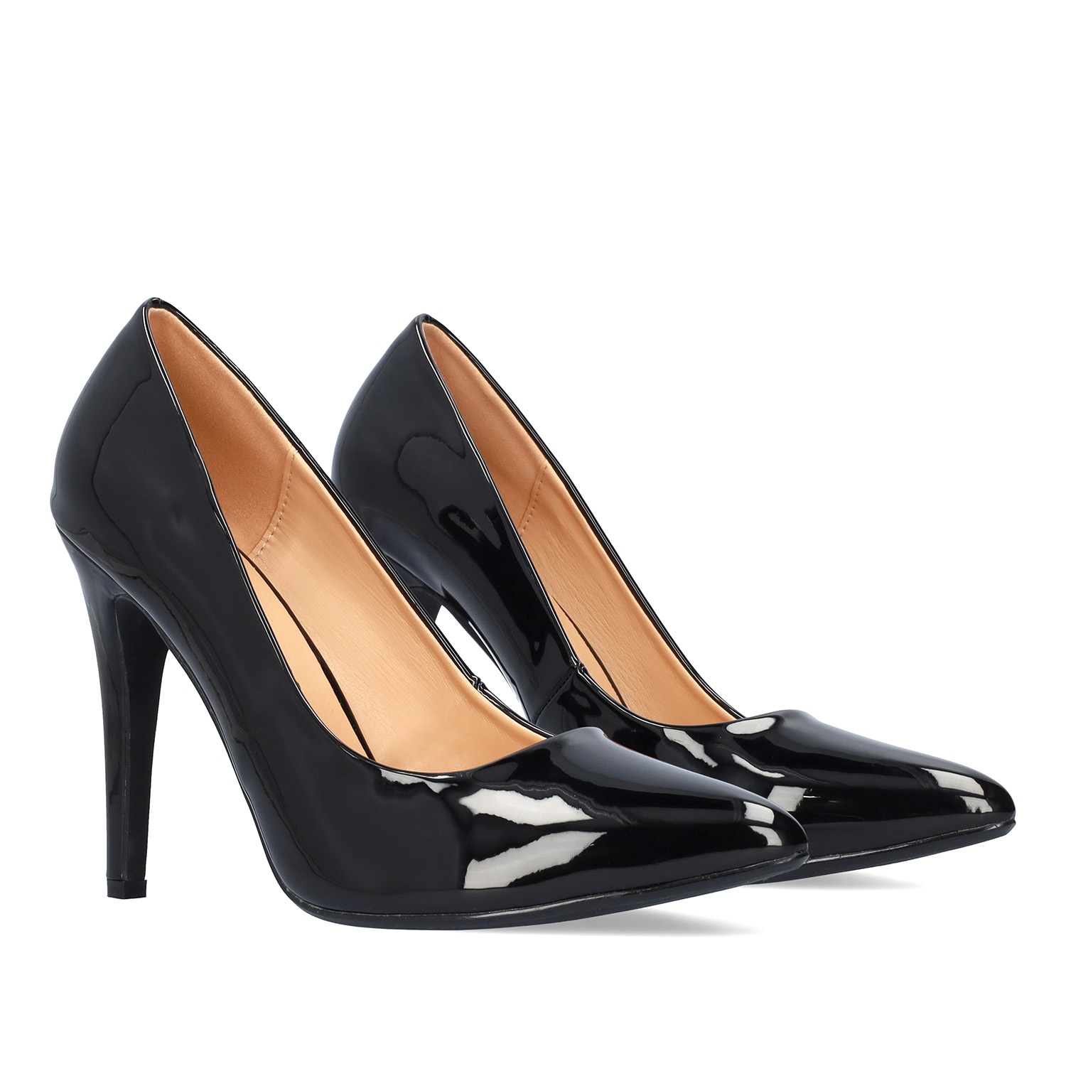 Black patent leather heeled pumps 