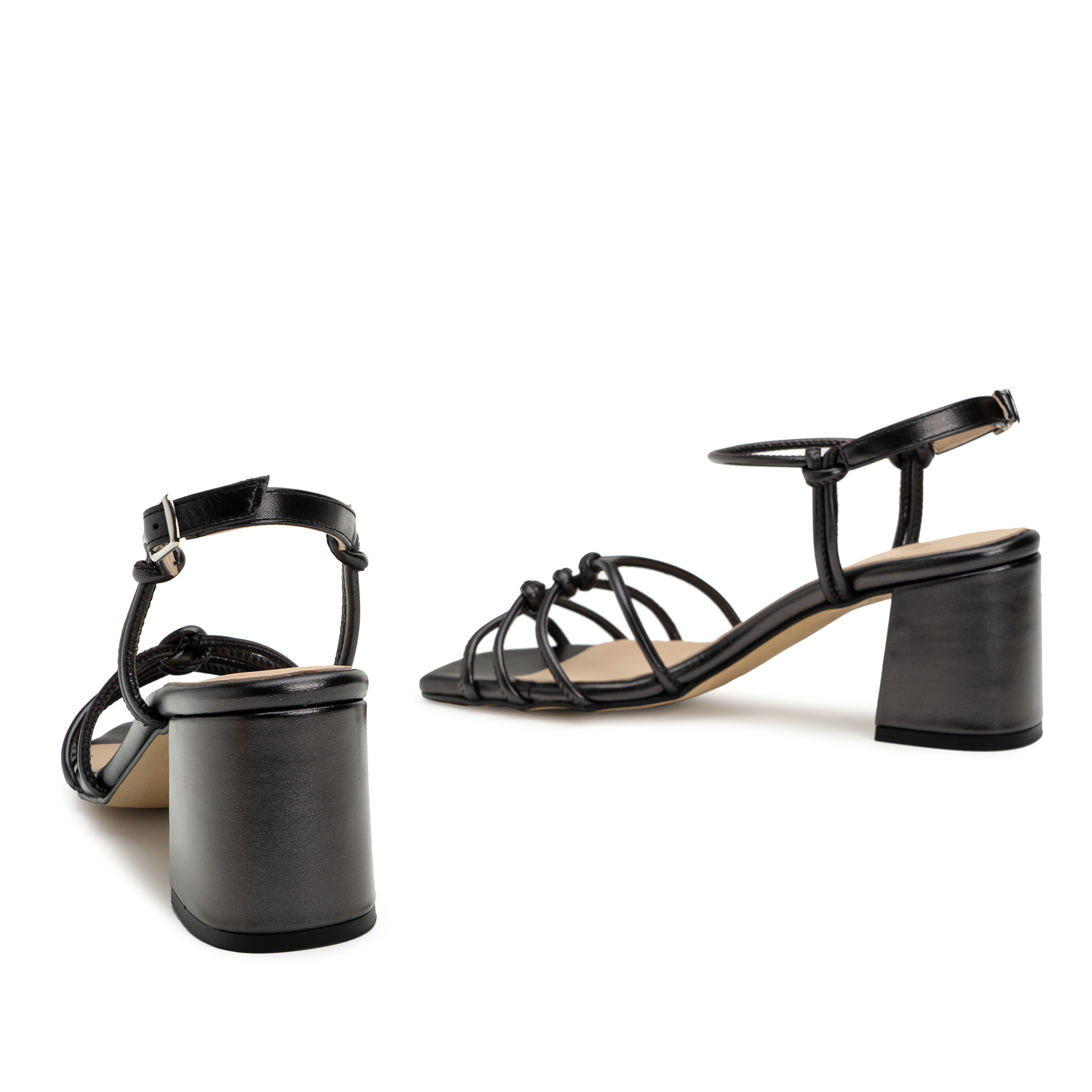 Sandales à noeuds en cuir noir métalisé. 