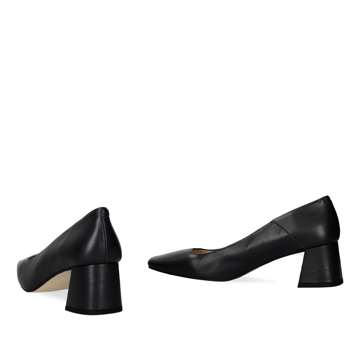 Heeled shoe in black leather 