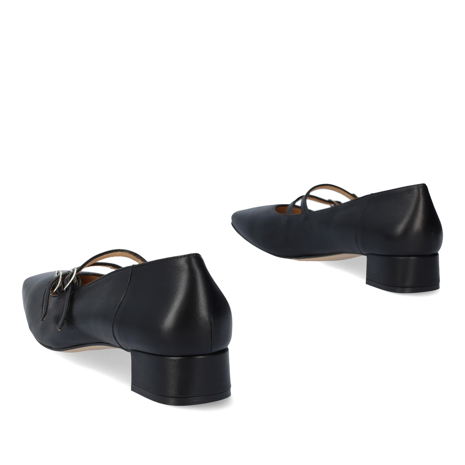 Heeled leather shoes in black colour. 
