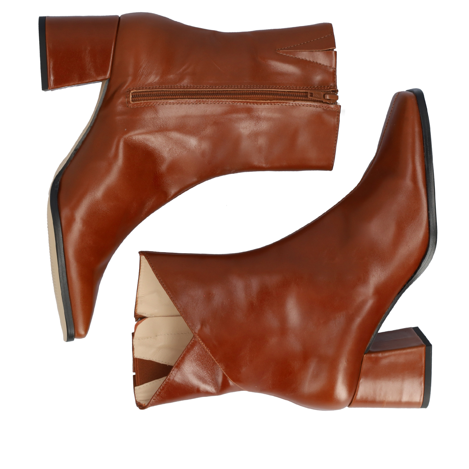 Heeled booties in brown leather 
