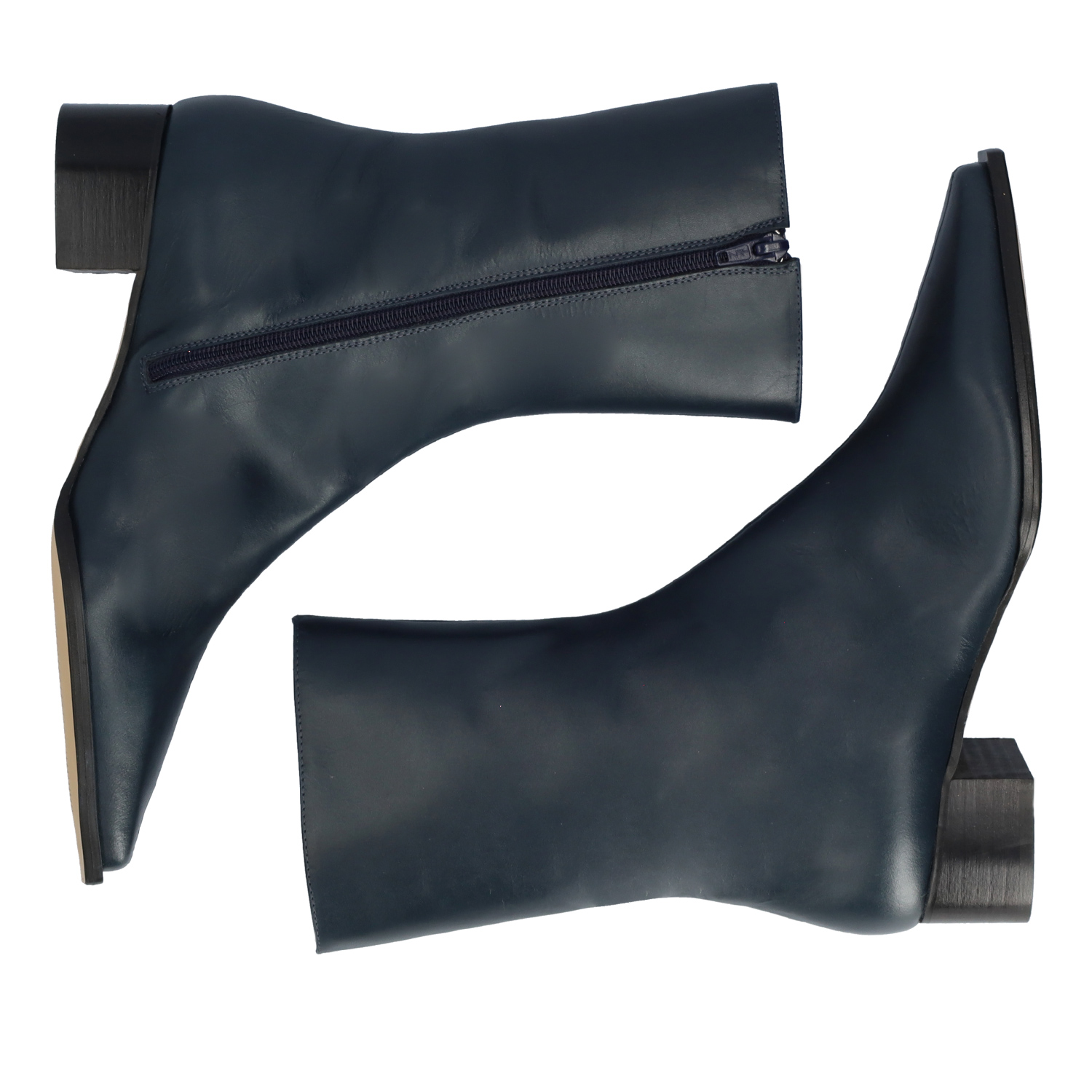 Heeled booties in navy leather 