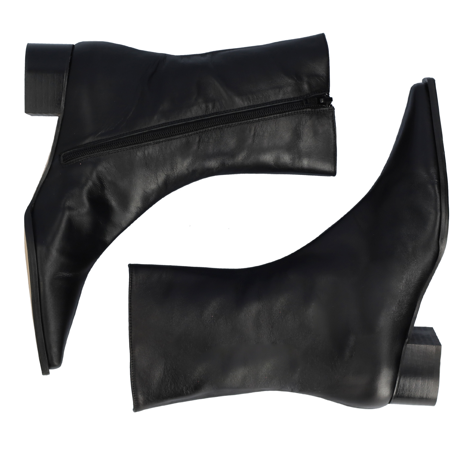 Heeled booties in black leather 