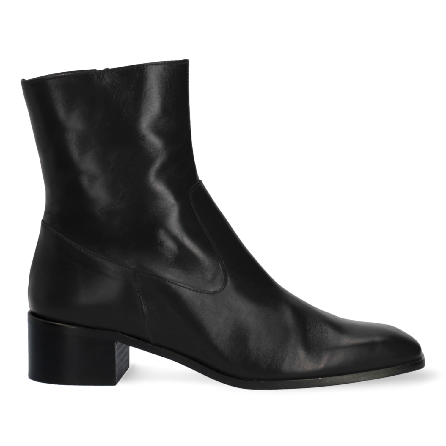 Heeled booties in black leather 