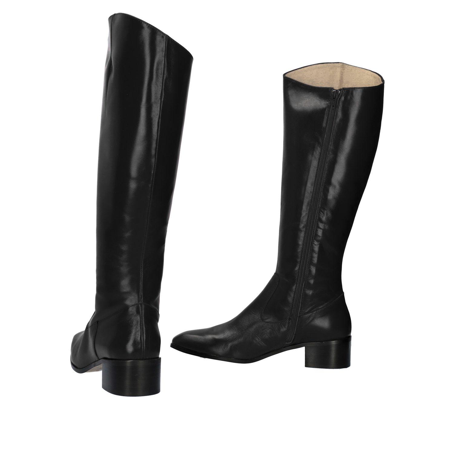 Knee-high boots in black leather 