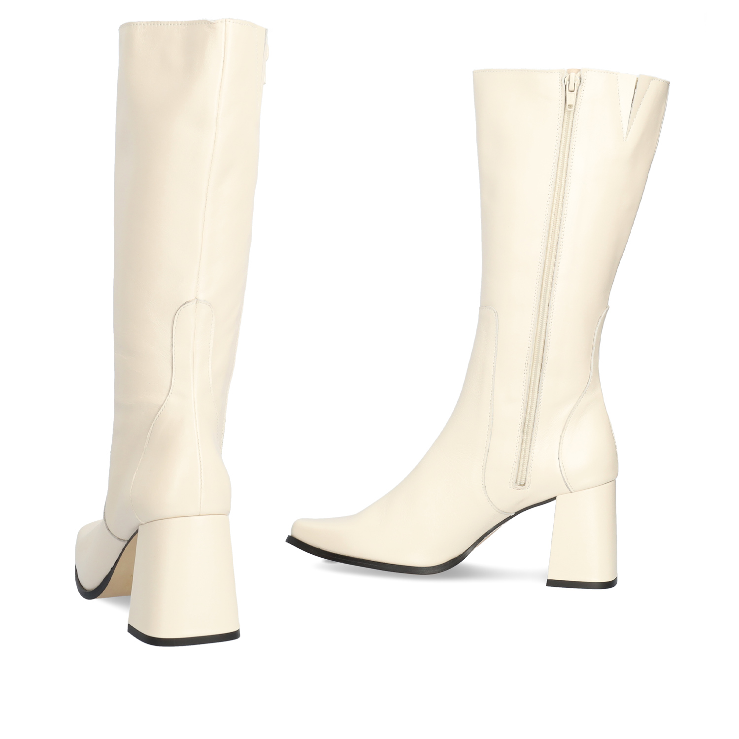 Heeled boots in off-white leather 