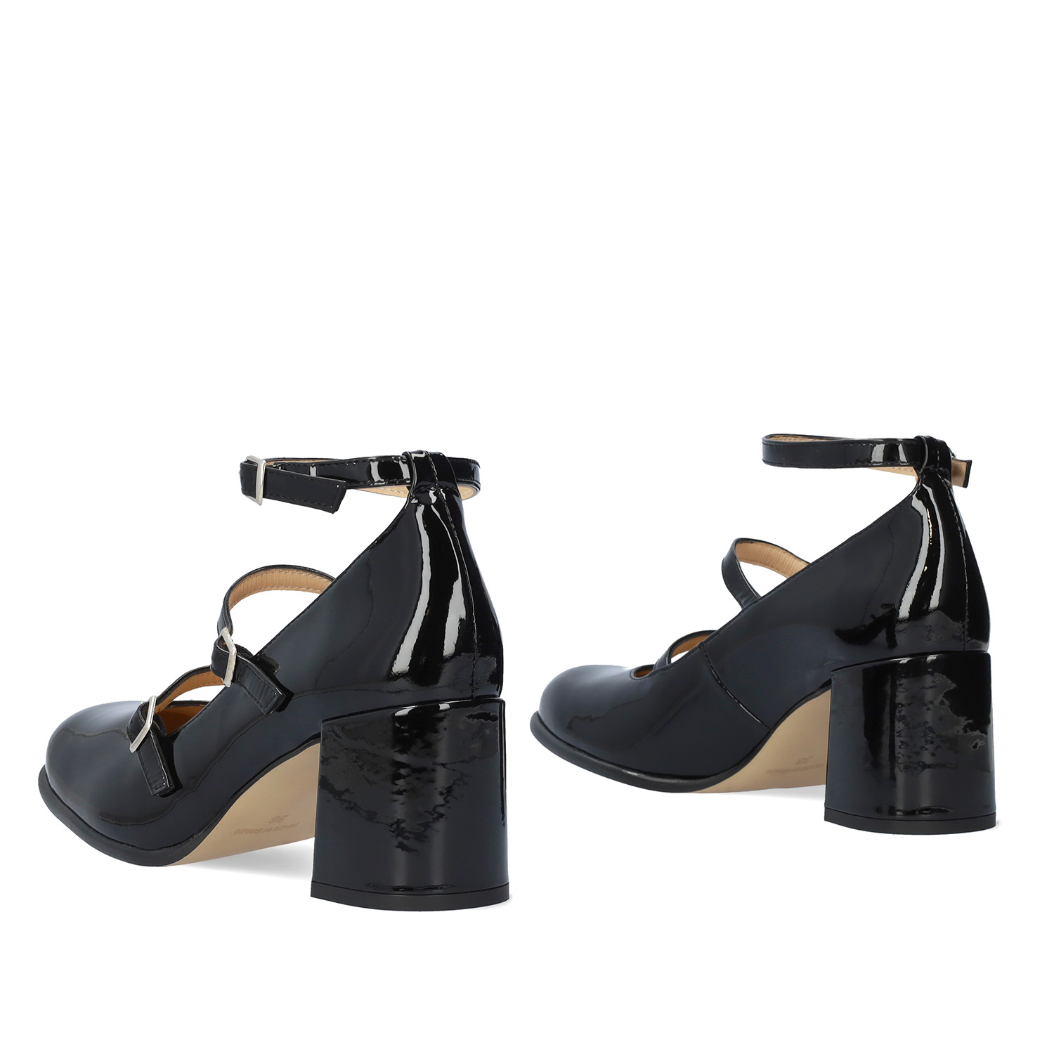 Heeled Mary Janes in black patent leather. 