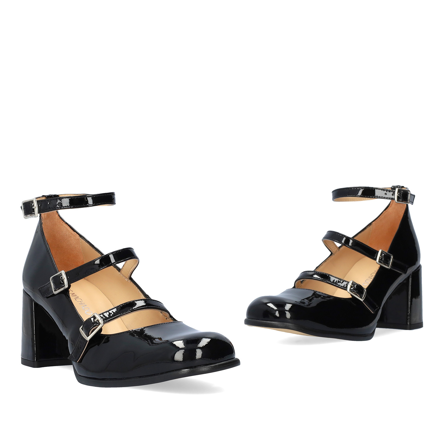 Heeled Mary Janes in black patent leather. 