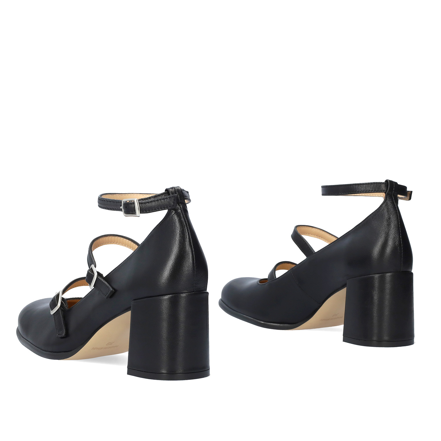 Heeled Mary Janes in black leather. 