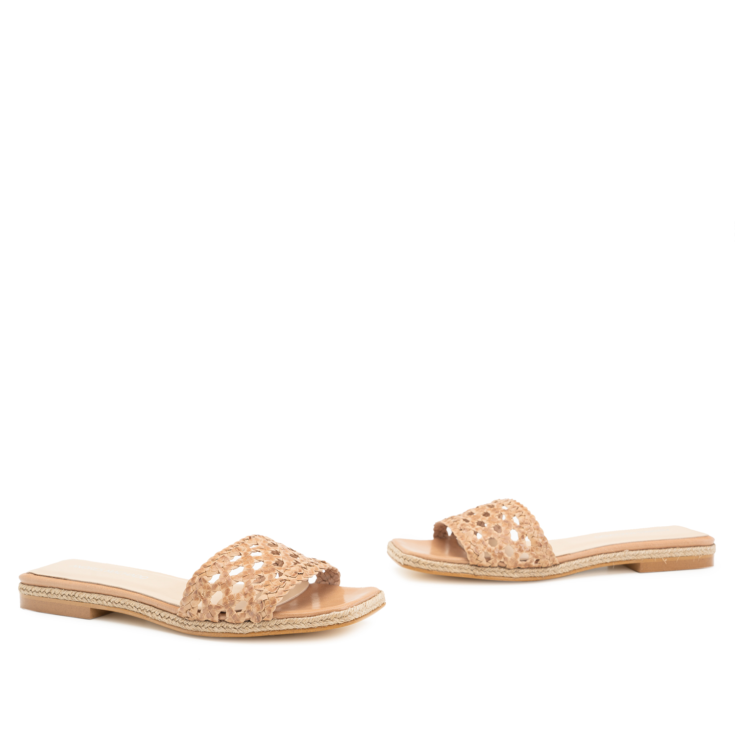 Sandales plates en cuir tressé de couleur beige 