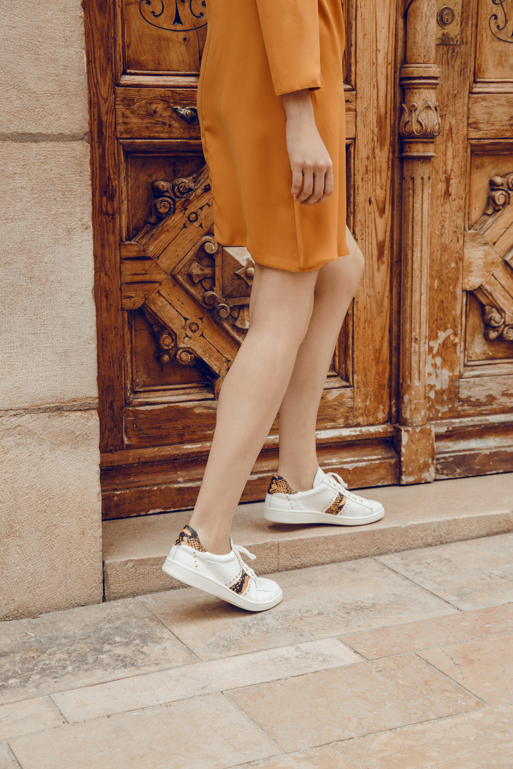 Sneaker aus hochwertigem, weißem Leder mit dekorativen Nieten - MADE in SPAIN 