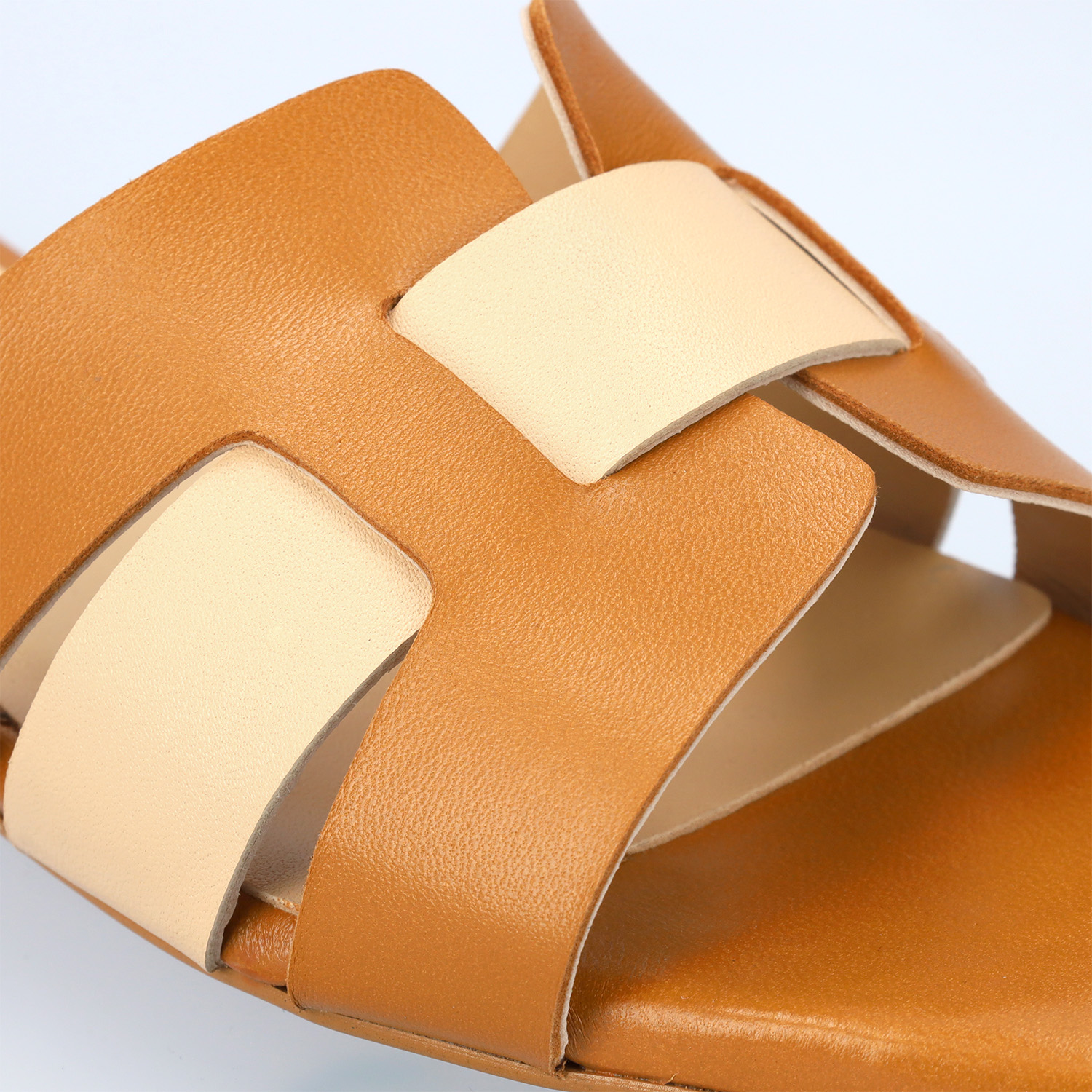 Sandale plate en cuir marron et beige 