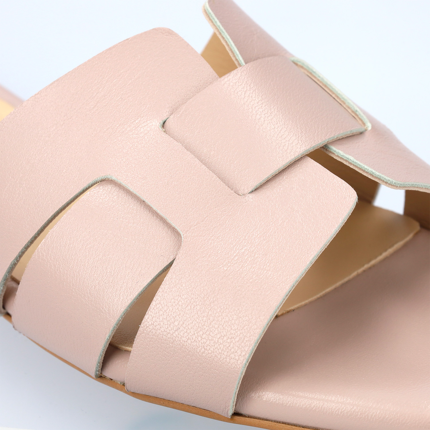 Flat sandals in pink leather 