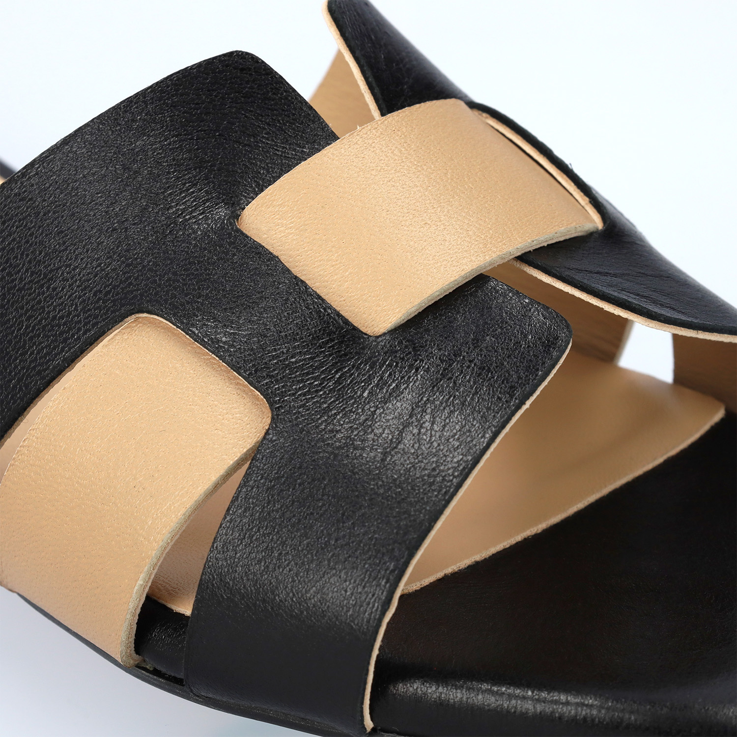 Flat sandals in black and beige leather 